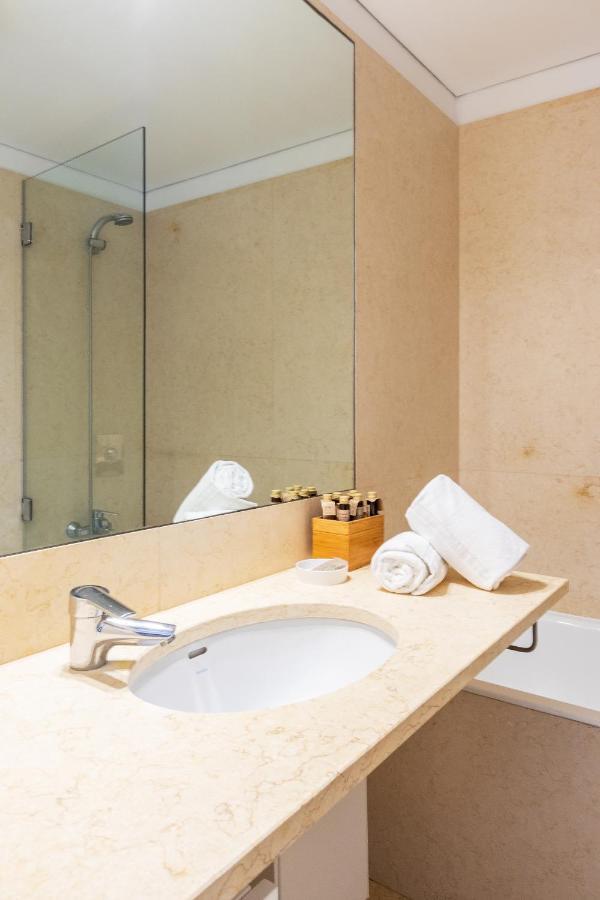 Apartamento Joivy Chiado Self Check-In 2-Br Flat With Parking Lisboa Exterior foto
